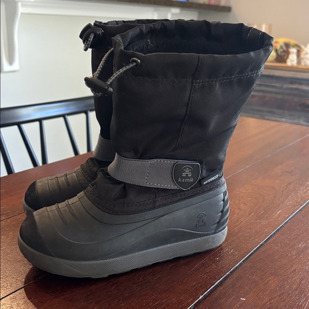Kamik Unisex Kids Waterproof Snow Boots Sz 2 big kids excellent condition